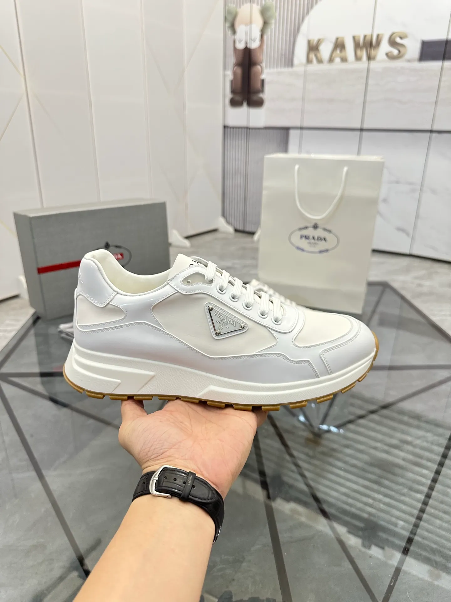 Men's shoes: 💰P580¥ High-end top quality Product trademark: Prada *"Prada*" low-top casual shoes Regular size: 38-45 (can be customized to 46) Product materials: imported first-layer cowhide stitching breathable mesh upper, water-dyed cowhide lining, cowhide foot pads, original ultra-light foam outsole. No.: 001